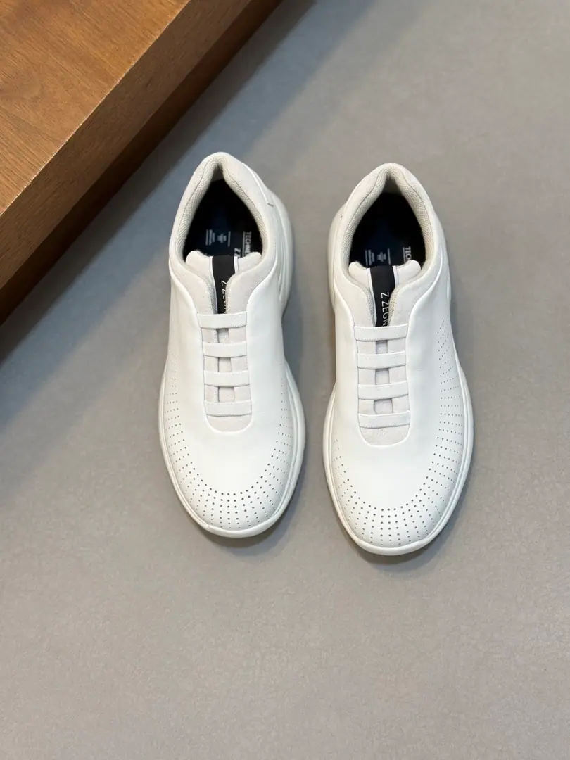 ZEGNA/Jenya. A man's new leather and leisure shoes. The most important product is the production of a very good work product., Shoes are made of soft sheep leather and leather., A hundred-packed, low-banded foot-set., Details of the front-line taped, ♪ Shoe tongues on thelogoLogo, Fashion flow. Light-blow rubber, large base., In the fabric, you're putting feet on the inside., The upper foot is very light., Slide-proof, It's a very strong ground grab.！It's for daily wear., I'm going out on foot.！All set., Attach dustproof bags！ Codes: 39-40-41-42-43-44 Standard leather shoe size（45But you're not going to support the retreat.）