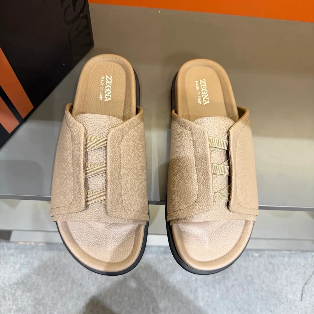 ZEGNAJenya. Latest Men's leisure. Shoes. Shoes. Acupuncture shoes., - Slippers bed., The shoe bed is a double-pack with a calf skin., The shoes are on the sidewalk to see the Jenya logo., - I'm wearing a pair of shoes., And they can be captured while they're out there., It's easy to wear.. The foot is very proficient. Send a cabinet for fine packaging Codes38-46