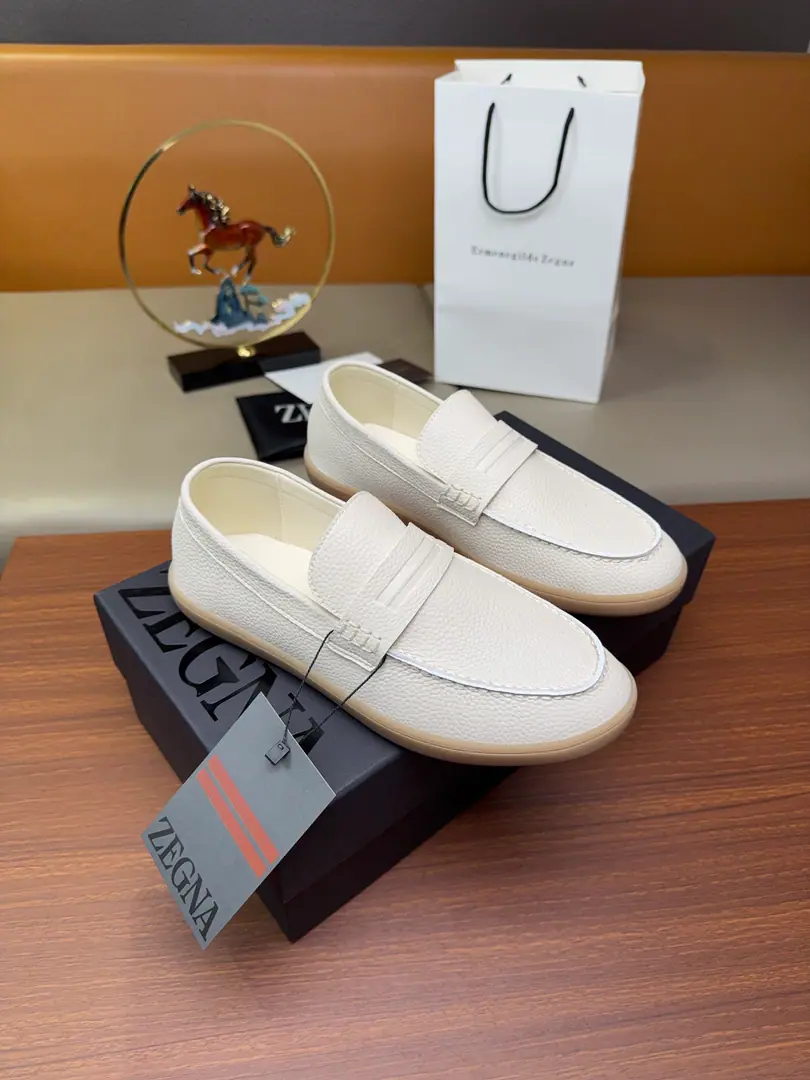 Get out of the factory.【Real value】🦭🦭Zegna/Jenya. A man's new recreational shoes.[Celebrate.][Celebrate.][Celebrate.][Celebrate.] This sneakers is in the Jeeniya Oasis.(Oasi Zegna) The name of the highway., Show the flexibility of brands to the times.. Semitransparent rubber soles light and flexible, Nice catch., A new radiant shoe underlay., The stride is a fine tribute. The early appearance of the highway.. Signal same-synthetic sew lines and side branding are mutually reinforcing., The symbol of the uniquely fashioned version of the Jania brand.. It's made of a fury of cattle., Disassemble shoe surfaces with modern and retrograde styles, By“ ”Skins mats., In the whole cow's skin., The upper feet are comfortable and leisurely., It's a little light.！Attach a full shoe suit box to the collection box.！ Codes: 39-40-41-42-43-44 -45Standard leather shoe size（38/46/47/48I'll make sure it's not changed.）