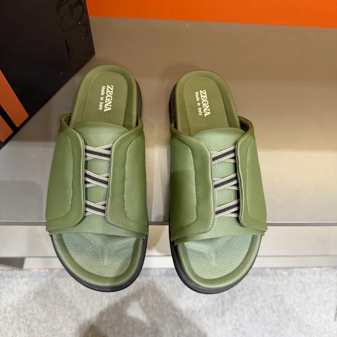 ZEGNAJenya. Latest Men's leisure. Shoes. Shoes. Acupuncture shoes., - Slippers bed., The shoe bed is a double-pack with a calf skin., The shoes are on the sidewalk to see the Jenya logo., - I'm wearing a pair of shoes., And they can be captured while they're out there., It's easy to wear.. The foot is very proficient. Send a cabinet for fine packaging Codes38-46