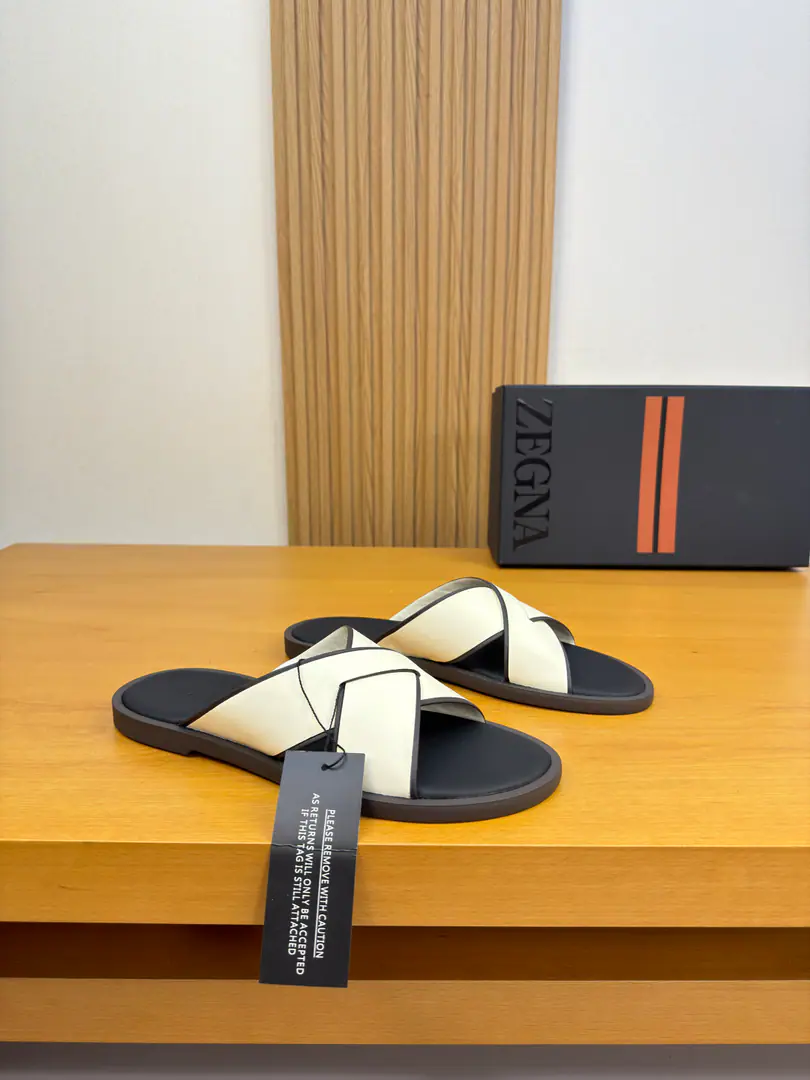 【Zegna】Jenya. High-end quality Original List·- Rhythm slippers. Shoe.: Imports🔝Napa Skin. Uchi.: Water-tied cow skin. Otsumi!: It's so light.TPRRubber·Real water table.: Combination to the base Super-high-quality control.·- I'm doing a little work.: Highlight(High-end·- How expensive.·Slot) Size: 39-44（38, 45, 46, Make a reservation.)·Z0156