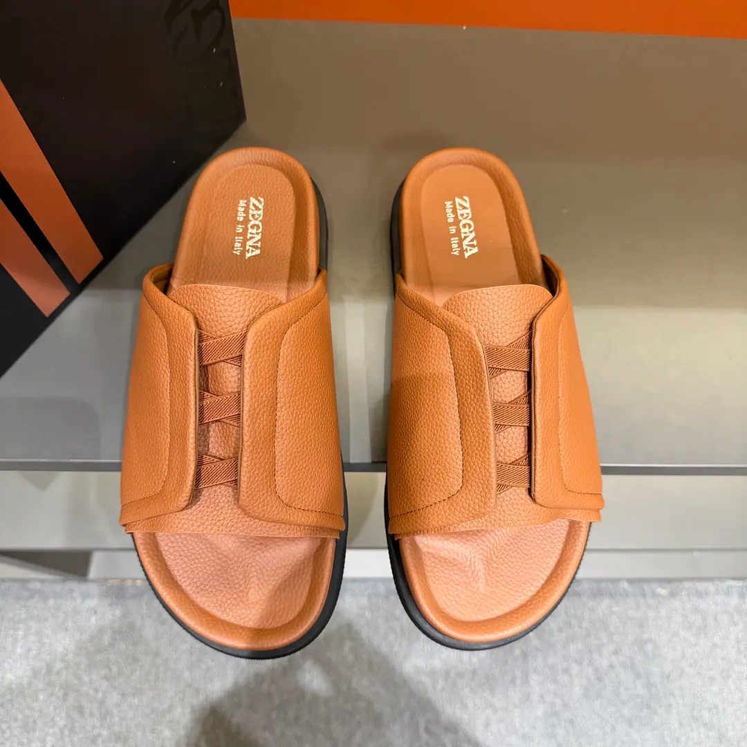 ZEGNAJenya. Latest Men's leisure. Shoes. Shoes. Acupuncture shoes., - Slippers bed., The shoe bed is a double-pack with a calf skin., The shoes are on the sidewalk to see the Jenya logo., - I'm wearing a pair of shoes., And they can be captured while they're out there., It's easy to wear.. The foot is very proficient. Send a cabinet for fine packaging Codes38-46