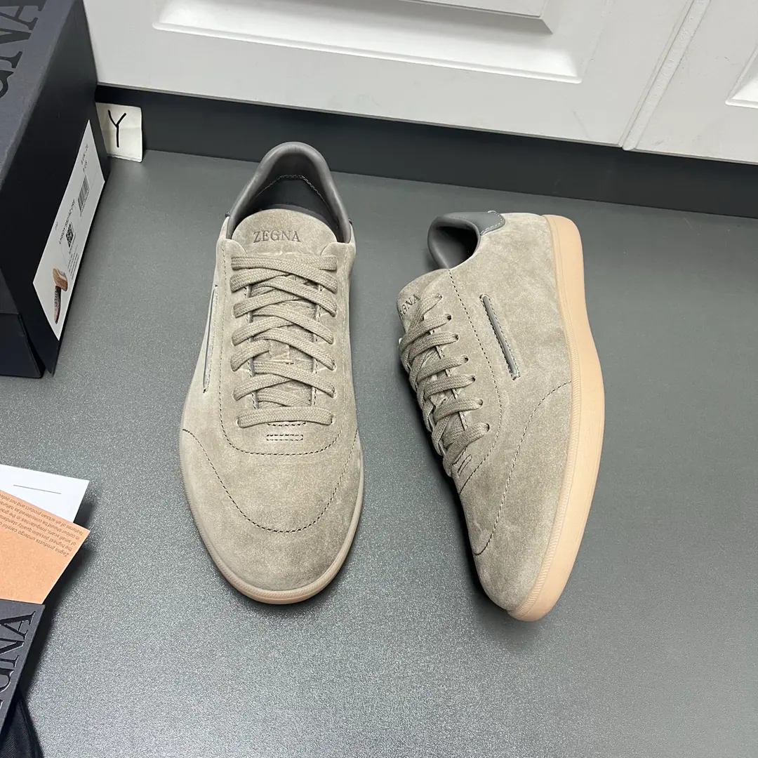 New ColourErmenegildo Zegna Jenya. TRIPLE STITCH™ MONTE Luxury leisure shoes. This is the Genia Oasis.(Oasi Zegna) The name of the highway., Show the flexibility of brands to the times.. The soles are light and flexible., Nice catch., A new radiant shoe underlay. The early appearance of the highway.. Signal same-synthetic sew lines and side branding are mutually reinforcing., The symbol of the uniquely fashioned version of the Jania brand.. Version and Product Details:Slippery cow skins bumped into a velvet cow skin., Hand-sewd three-fold cross-tightness. The mats in the cow's skin., The car's got a condom, the way it's done.. Black Vibram® Upgraded ground-capture soles, Heel with Janja. Road branding.. Sanitized® I can tear off my shoe bed.. The shoes are elegant and leisurely., Targeting foot travel., A companion to travel any time of the year.. Skins size.: 39/40/41/42/43/44（45Make a reservation.）