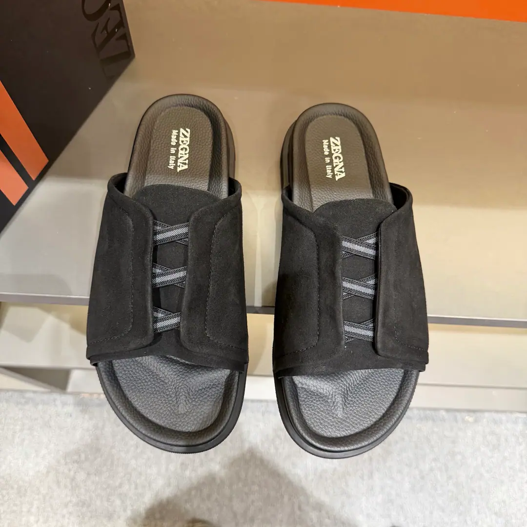 ZEGNAJenya. Latest Men's leisure. Shoes. Shoes. Acupuncture shoes., - Slippers bed., The shoe bed is a double-pack with a calf skin., The shoes are on the sidewalk to see the Jenya logo., - I'm wearing a pair of shoes., And they can be captured while they're out there., It's easy to wear.. The foot is very proficient. Send a cabinet for fine packaging Codes38-46