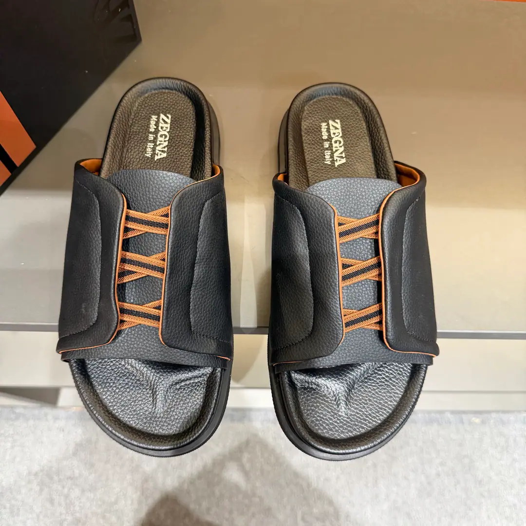 ZEGNAJenya. Latest Men's leisure. Shoes. Shoes. Acupuncture shoes., - Slippers bed., The shoe bed is a double-pack with a calf skin., The shoes are on the sidewalk to see the Jenya logo., - I'm wearing a pair of shoes., And they can be captured while they're out there., It's easy to wear.. The foot is very proficient. Send a cabinet for fine packaging Codes38-46
