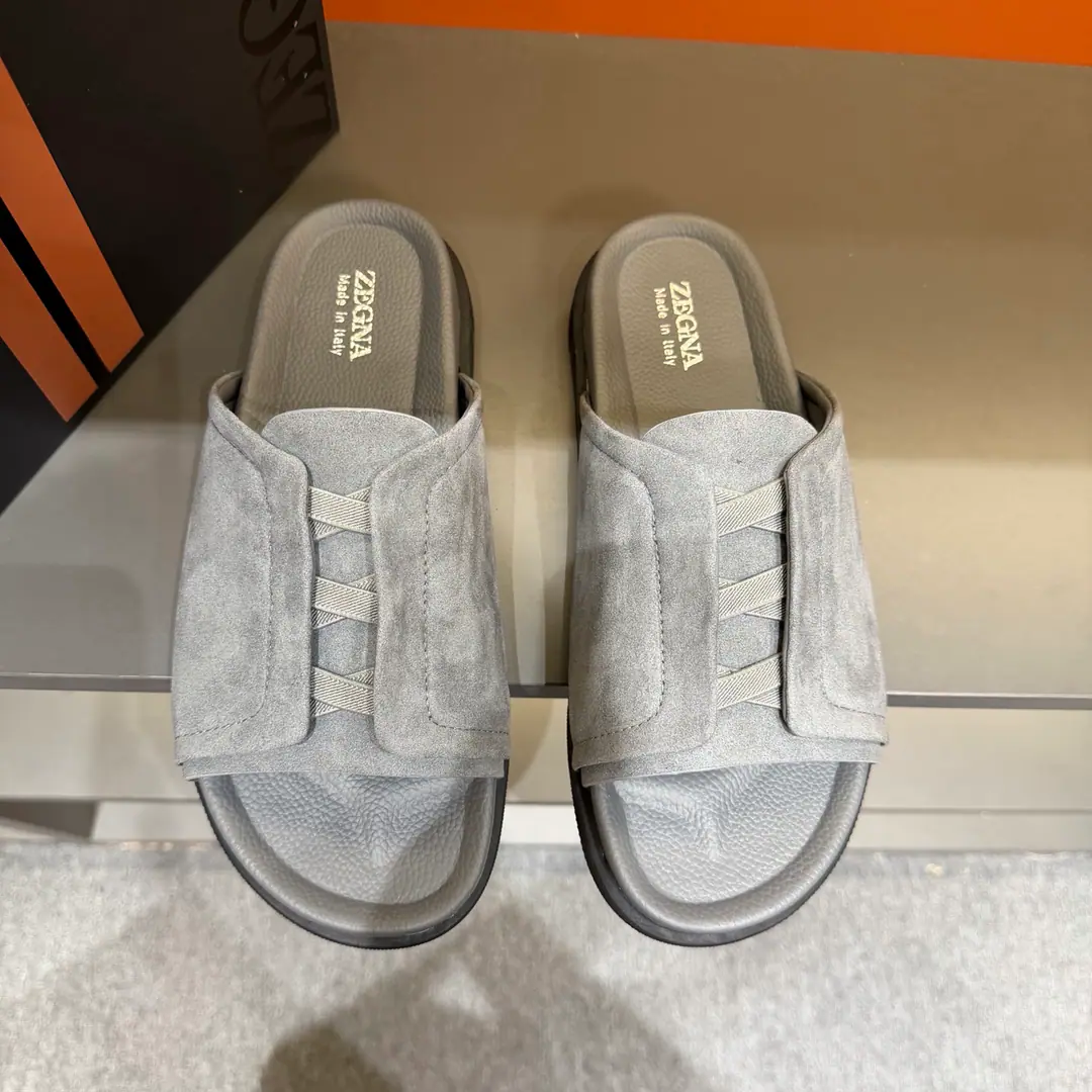 ZEGNAJenya. Latest Men's leisure. Shoes. Shoes. Acupuncture shoes., - Slippers bed., The shoe bed is a double-pack with a calf skin., The shoes are on the sidewalk to see the Jenya logo., - I'm wearing a pair of shoes., And they can be captured while they're out there., It's easy to wear.. The foot is very proficient. Send a cabinet for fine packaging Codes38-46